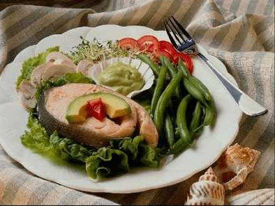 يتم تضمين الأسماك والخضروات في النظام الغذائي لفقدان الوزن